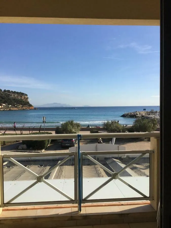 Front de mer les pieds dans l'eau Carry-le-Rouet
